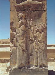 Rilievo che raffigura Serse I (c.519-465 a.C.) con due attendenti